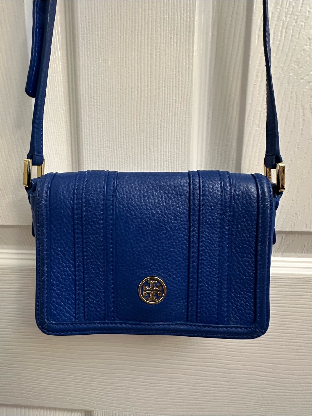 Tory Burch EUC Cobalt Pebbled Leather Crossbody with Gold Logo